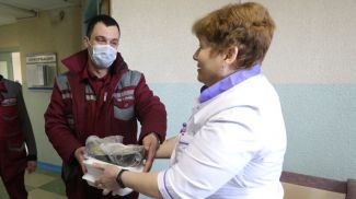 Старший врач, руководитель смены Светлана Филатова раздает обеды дежурным бригадам