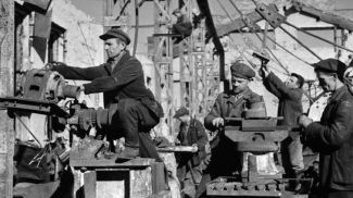 Рабочие Бобруйского станкостроительного завода имени Ленина восстанавливают свой завод, 1944 год