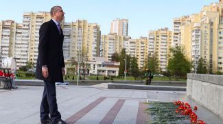 Дмитрий Крутой во время возложения цветов к стеле &quot;Минск - город-герой&quot;