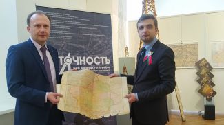Андрей Гаев передал для экспозиции две оригинальные карты из семейного архива. Фото Госкомимущества