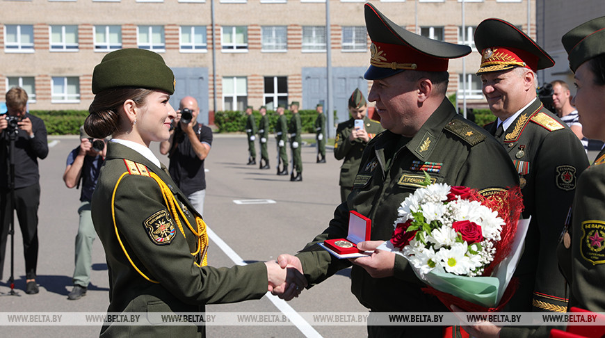 Министр обороны Виктор Хренин вручает золотую медаль лейтенанту Лощининой