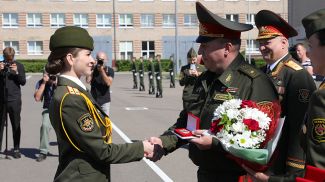 Министр обороны Виктор Хренин вручает золотую медаль лейтенанту Лощининой