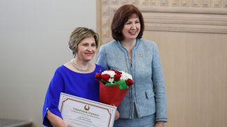 Наталья Кочанова награждает Почетной грамотой Галину Абуховскую