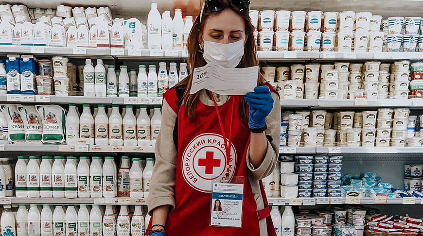 Волонтер Белорусского Красного Креста в Минске Дарья Боброва покупает продукты питания по списку одинокой пожилой женщины, которая находилась на самоизоляции в связи с COVID-19. Фото БОКК