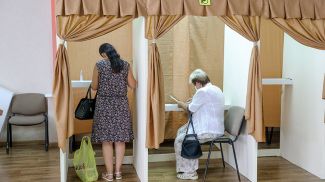 Во время досрочного голосования на участке № 20 в Минске
