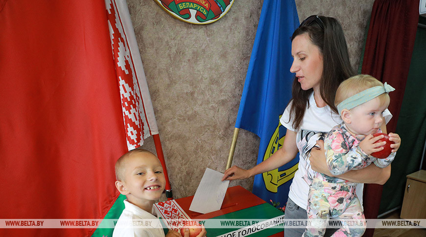 Татьяна Рылькова во время досрочного голосования