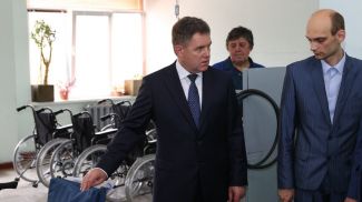Игорь Петришенко во время посещения Белорусского протезно-ортопедического восстановительного центра