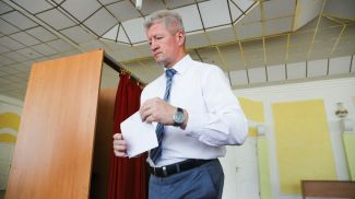Анатолий Маркевич во время голосования