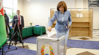 Председатель Совета Республики Наталья Кочанова проголосовала сегодня на избирательном участке №4 в Минске