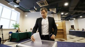 Олег Руммо голосует на участке №4 в Минске