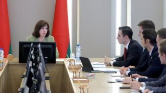 Наталья Кочанова во время совещания