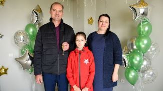 Победитель Андрей Гузев с супругой и дочкой в выигранной квартире в центре Минска