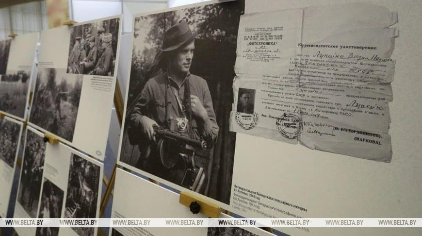 На фото фотокорреспондент БЕЛТА Владимир Лупейко во время войны. Фотоэкспозиция "75 мгновений войны", 2019 год