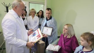 Николай Шерстнев вручает подарочный сертификат