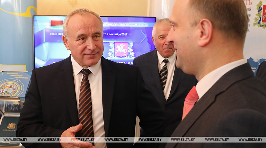 Николай Шерстнев во время посещения выставки промышленных предприятий и учебных заведений области
