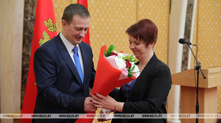 Александр Турчин награждает Екатерину Грушу из Клецкого района