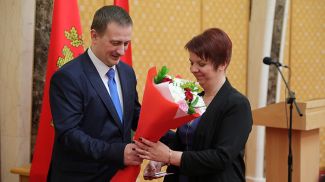 Александр Турчин награждает Екатерину Грушу из Клецкого района