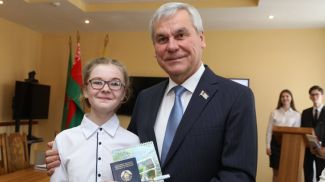 Владимир Андрейченко вручает паспорт Дарье Асаенок
