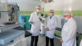 Леонид Заяц во время посещения областной детской больницы