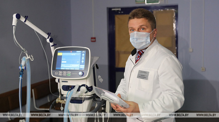 Главный врач 6-й городской клинической больницы Игорь Юркевич у нового аппарата ИВЛ