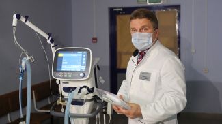 Главный врач 6-й городской клинической больницы Игорь Юркевич у нового аппарата ИВЛ