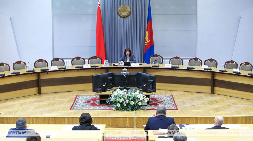 Наталья Кочанова во время встречи с медицинскими работниками