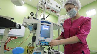 Новую интегрированную хирургическую консоль для отоларингологии настраивает операционная медсестра Аргентина Тямчик