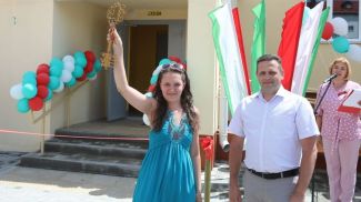 Символический ключ от нового дома вручили представителю собственника жилья Ирине Чикуновой