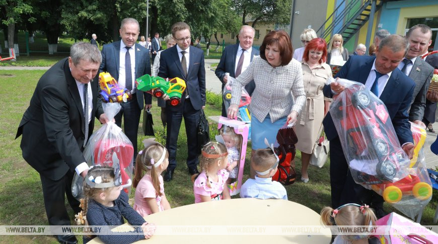 Участники коллегии дарят подарки воспитанникам детского сада в агрогородке Городище