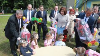 Участники коллегии дарят подарки воспитанникам детского сада в агрогородке Городище