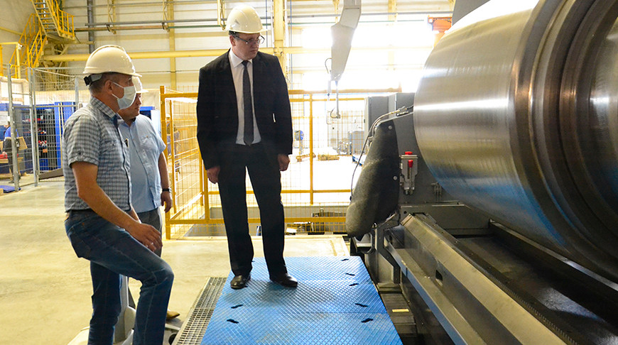 Александр Шумилин во время посещения Миорского металлопрокатного завода. Фото ГКНТ