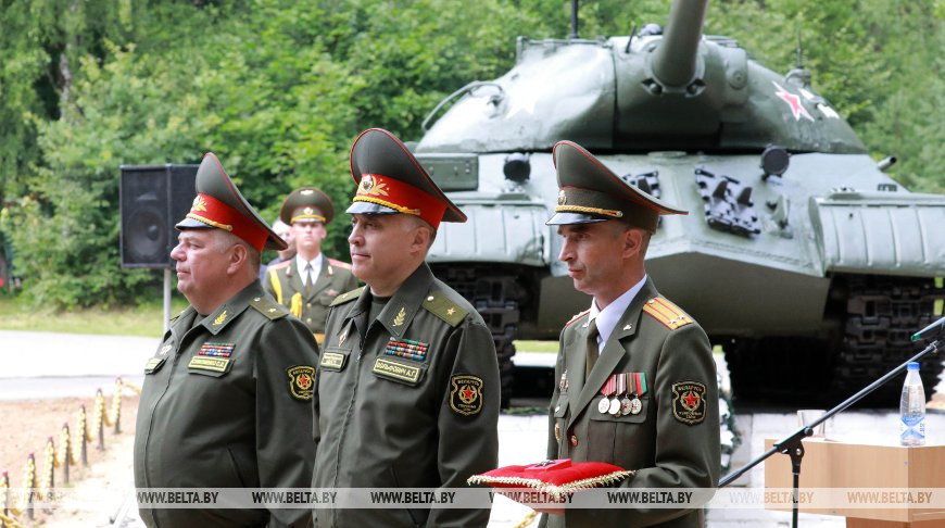 В центре - начальник Генерального штаба ВС генерал-майор Александр Вольфович во время передачи ордена