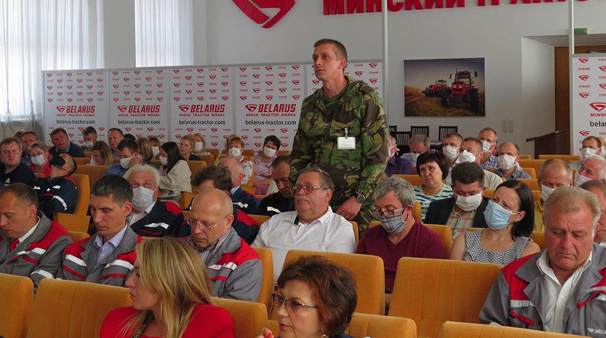 Во время встречи с трудовым коллективом МАЗа. Фото  "Минск-Новости" 