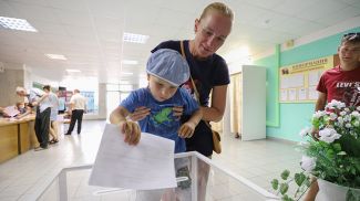 Во время голосования на избирательном участке №11 агрогородка Чернавчицы