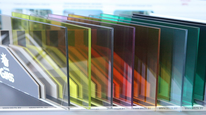 Образцы производимого цветного полированного стекла с покрытием. Фото из архива