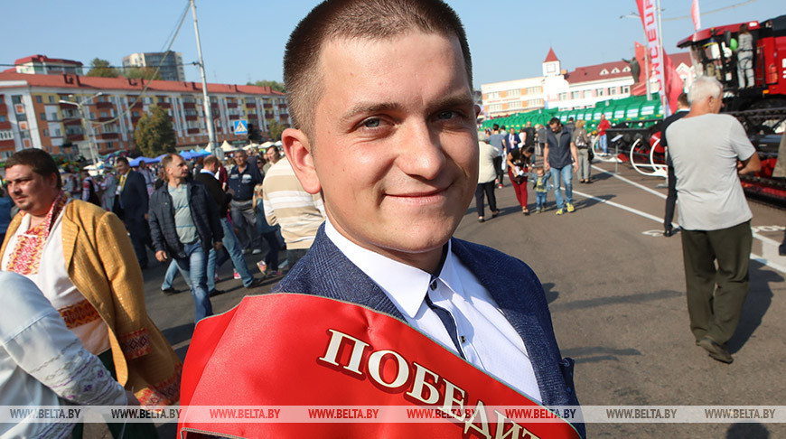 Победитель областных "Дажынак" из Рогачевского района комбайнер Сергей Карпенко
