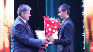 Председатель Гомельского облисполкома Геннадий Соловей во время поздравления тружеников села