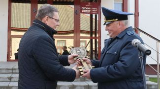 Андрей Швед вручает символический ключ Виталию Жигимонту