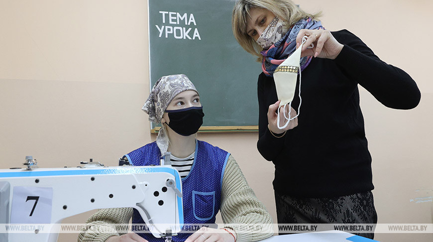 Мастер производственного обучения Татьяна Федосенко с учащейся Натальей Александровой