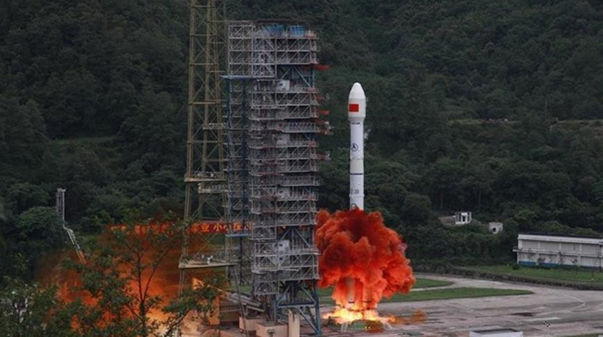 Запуск ракеты-носителя "Чанчжэн-3-Би". Фото Синьхуа