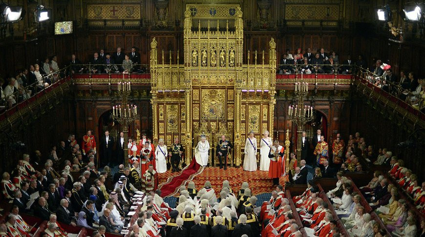 Королева Великобритании Елизавета II в Палате лордов на открытии парламента в Вестминстерском дворце в Лондоне. Фото из архива  AP 