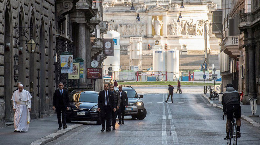 Папа Римский Франциск на пустынных улицах Рима. Фото  Reuters 