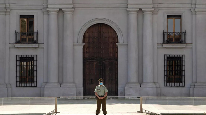 Полицейский у президентского дворца Ла Монеда в Сантьяго. Фото rfi.fr