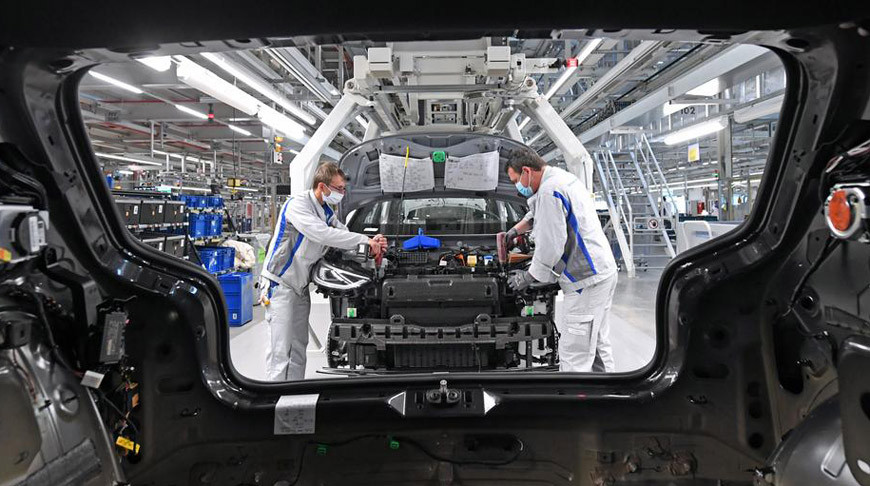 Сборка автомобилей на заводе Volkswagen в Цвикау. Фото Deutsche Welle