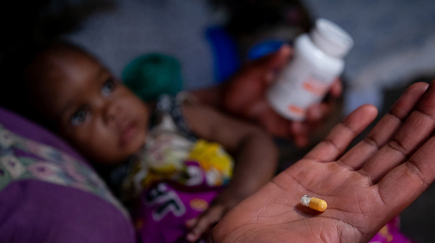 Женщина в Уганде надеется, что ее ВИЧ-инфицированные дети смогут каждый день получать лекарства от ВИЧ. Фото ЮНИСЕФ