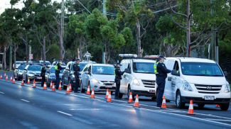 Полицейский контроль в Мельбурне из-за вспышки коронавируса. Фото Reuters
