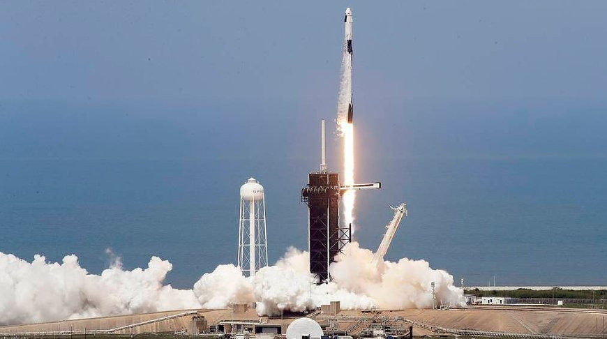 Запуск ракеты-носителя Falcon 9 с пилотируемым кораблем Crew Dragon. Фото  AP 