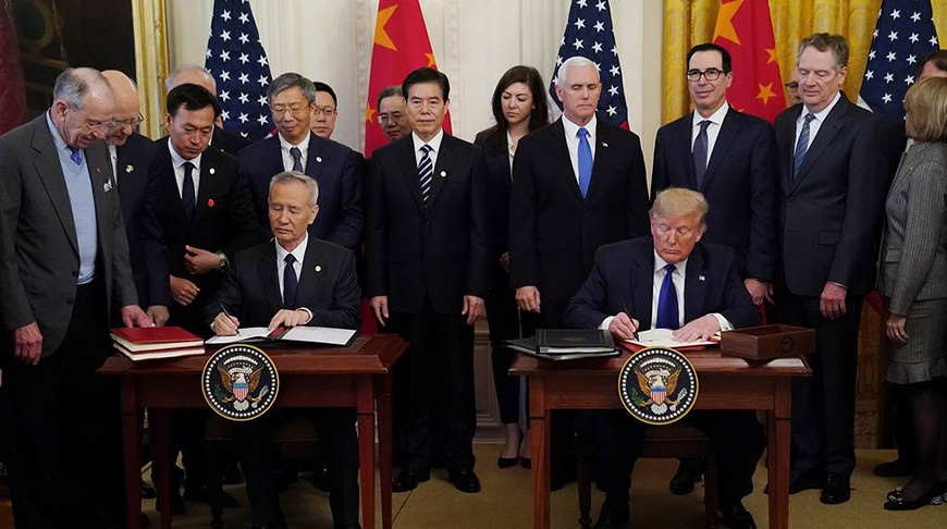 Вице-премьер Госсовета КНР Лю Хэ и президент США Дональд Трамп. Фото   Reuters  
