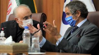 Соглашение было достигнуто во время визита в Тегеран генерального директора МАГАТЭ (справа). Фото EPA