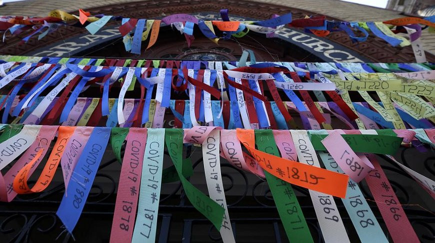 Ленты в память о жертвах пандемии на фасаде собора в Бостоне. Фото Euronews